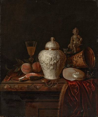 一个追逐的银色姜罐、一块怀表、一个鹦鹉螺壳、一个银色镀金高脚杯、一只翠鸟、水果和其他物品放在一个部分覆盖的大理石窗台上